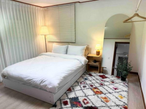 Cozy and Comfy House/ Hongik St. Exit 2 10min